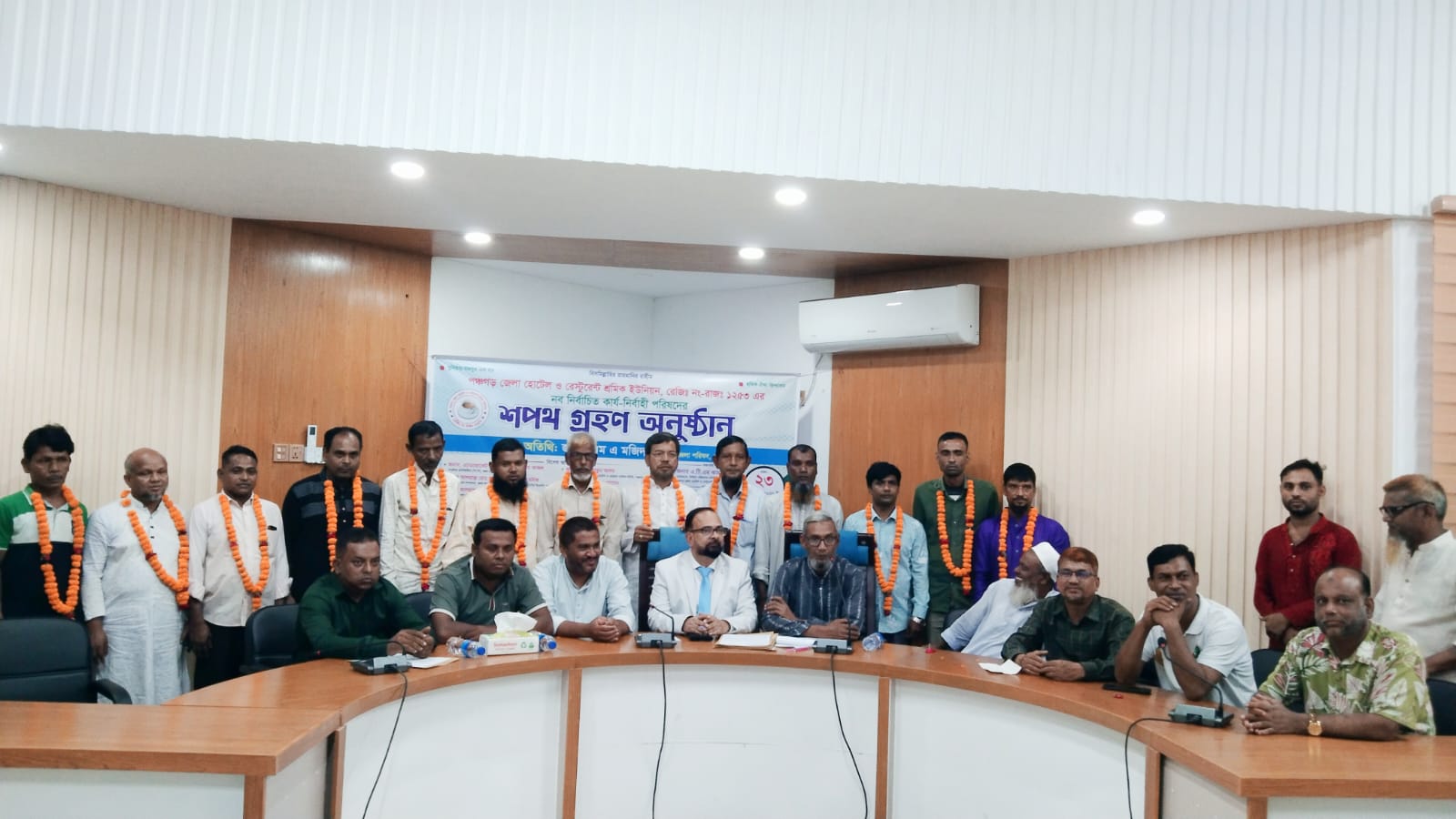 পঞ্চগড়ে হোটেল শ্রমিক ইউনিয়নের নবনির্বাচিত কমিটির শপথ